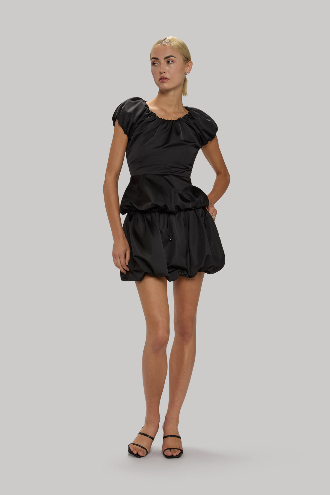 Balloon tee with an on/off shoulder option and relaxed fit.